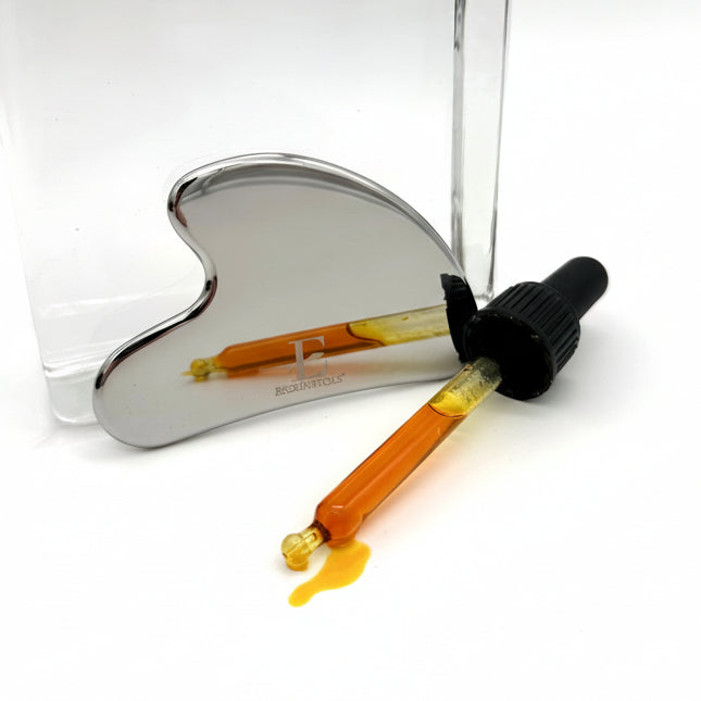 Gua Sha mit organgenem Öl in Pipette