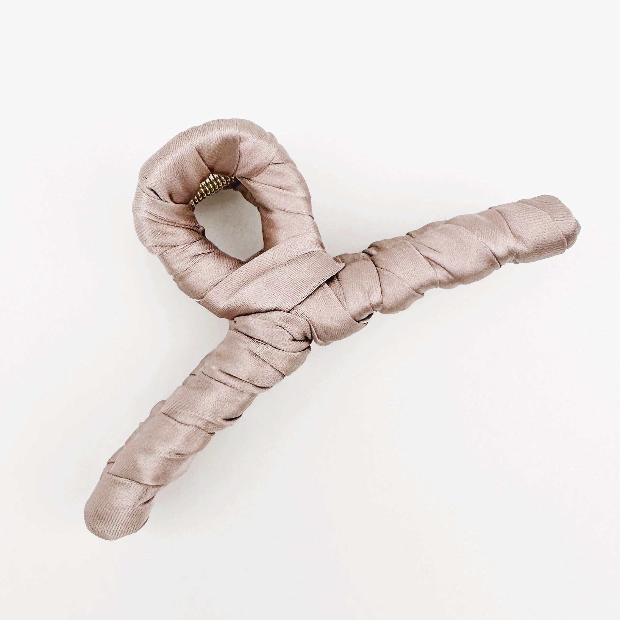 rosé Klammer vor weißem Hintergrund