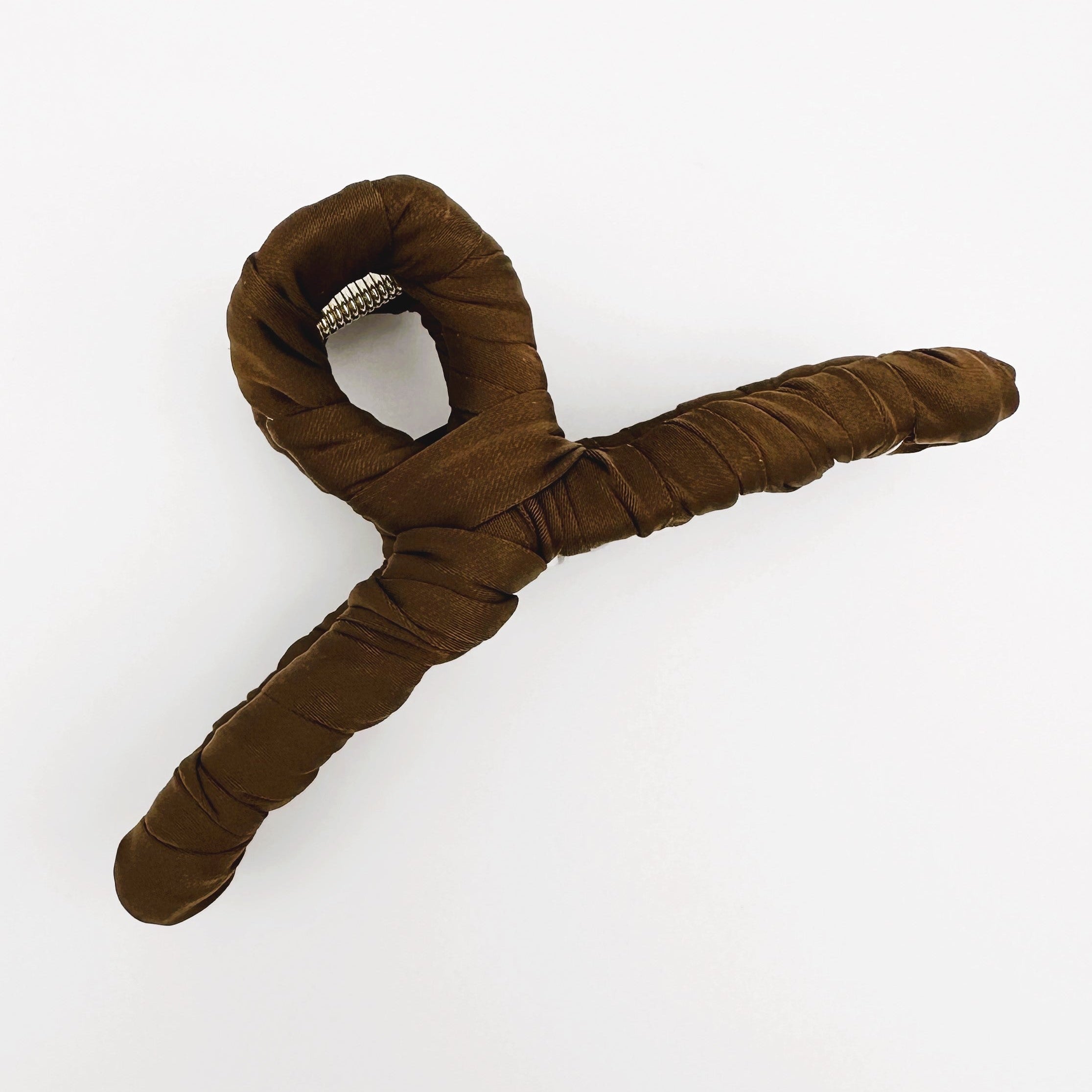 braune Klammer vor weißem Hintergrund