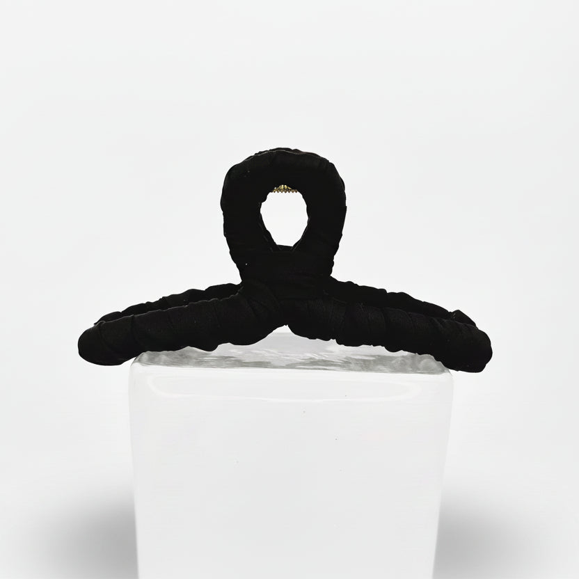 schwarze Klammer auf Glasklotz