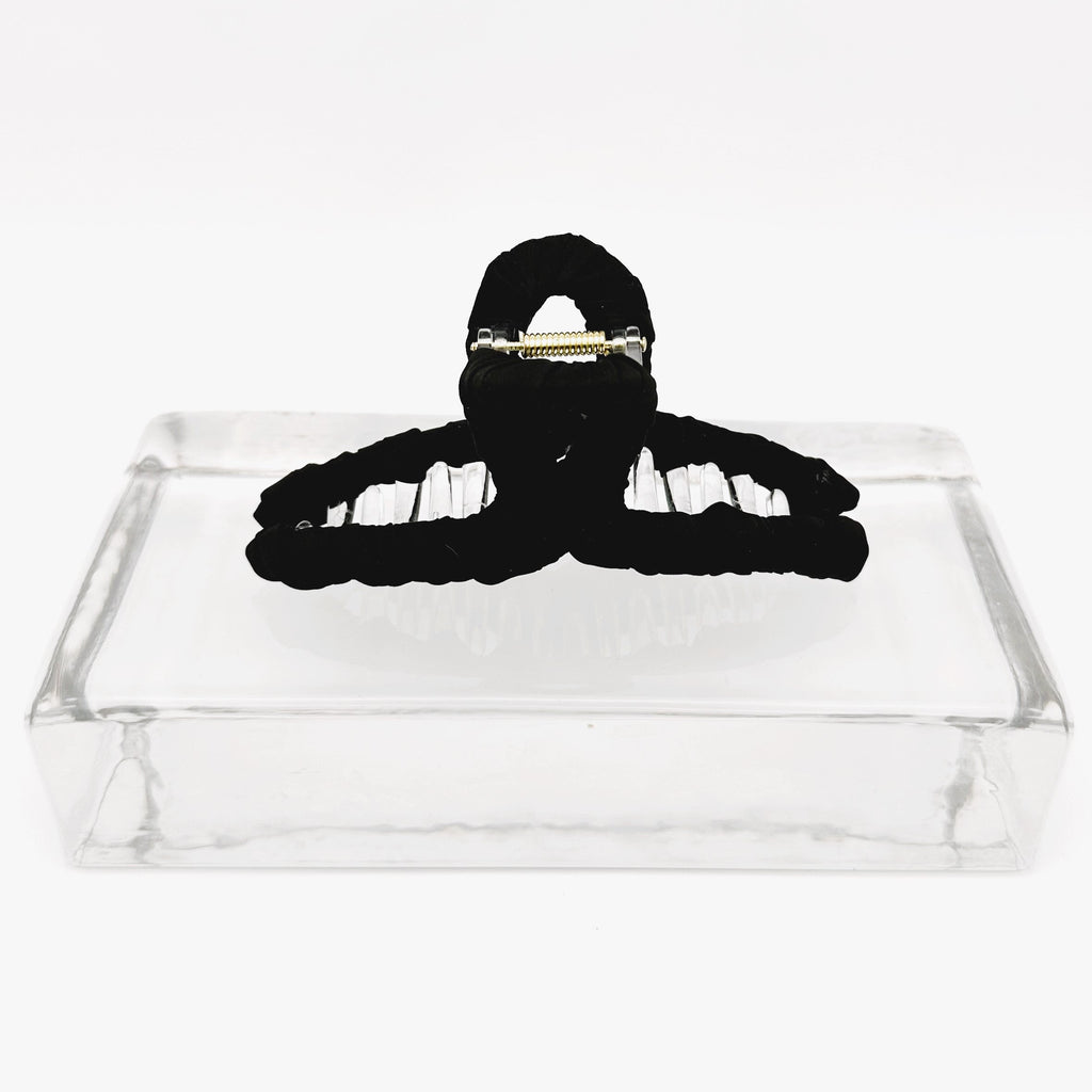 schwarze Haarklammer auf Glasklotz