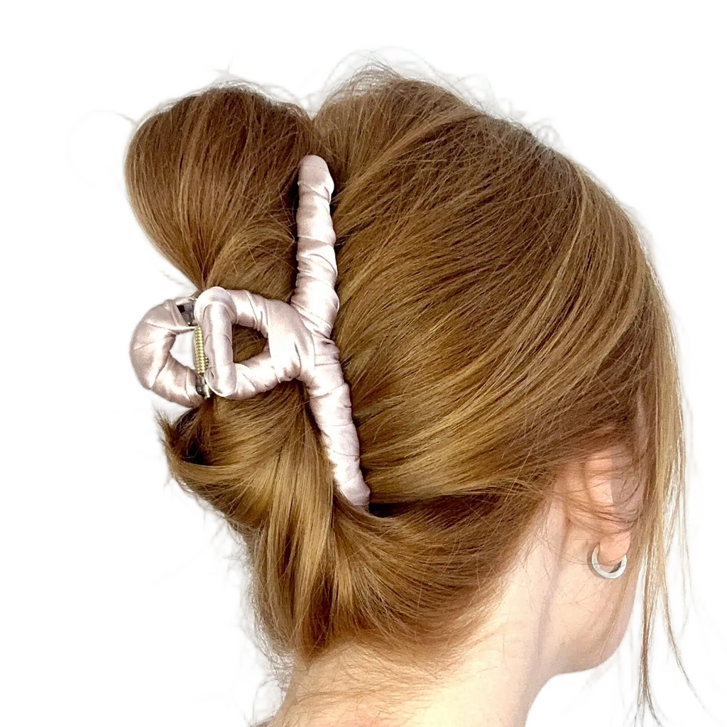 rosé Haarklammer in rotem Haar