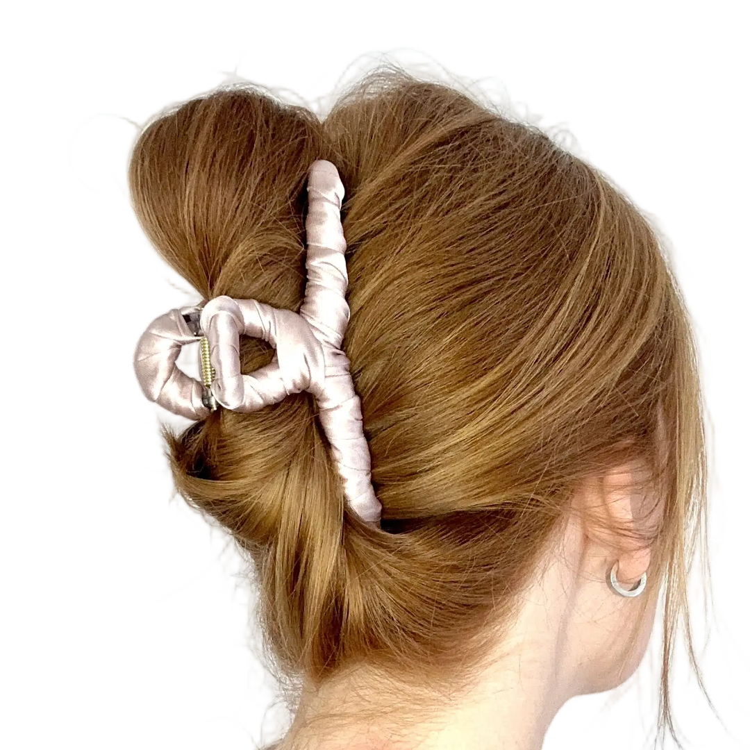 rosé Haarklammer in rotem Haar