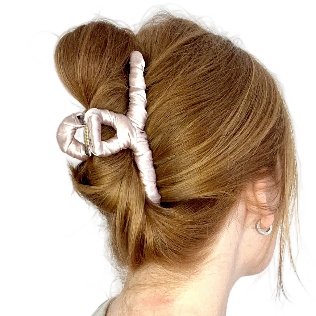 rosé Haarklammer in rotem Haar 