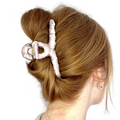 rosé Haarklammer in rotem Haar 