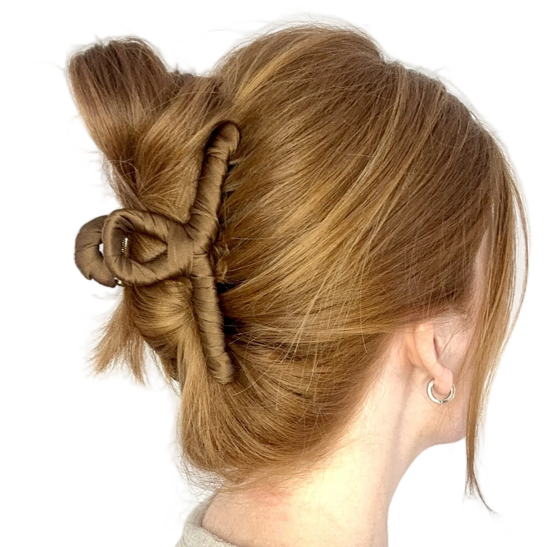 braune Haarklammer in rotem Haar