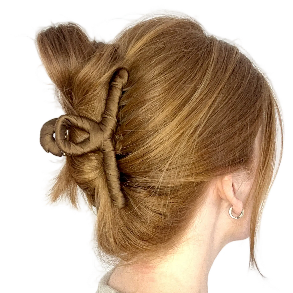 braune Haarklammer in rotem Haar 